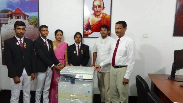 කෙන්ගල්ල මහා විද්‍යාලයේ කීර්තිමත් ආදි ශිෂ්‍යයකු වූ  "අමිත් වීරසිංහ"  මහතා විසින් තම පෞද්ගලික ධන පරිත්‍යාගයෙන් පාසල වෙත  පිරිනමනු ලැබූ ඡායා පිටපත් යන්ත්‍රය.